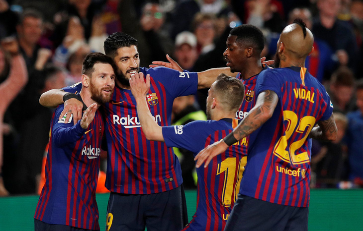 Messi và Barcelona ăn mừng chức vô địch La Liga lần thứ hai liên tiếp - Ảnh 1.