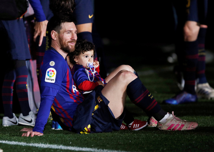 Messi và Barcelona ăn mừng chức vô địch La Liga lần thứ hai liên tiếp - Ảnh 3.