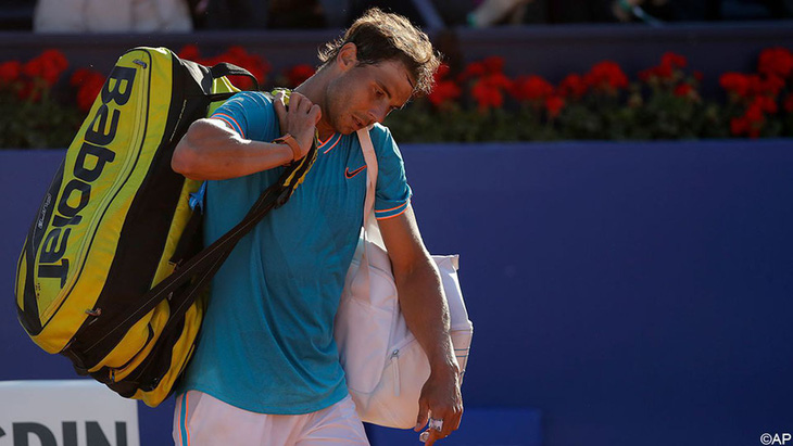‘Vua’ Nadal lại thua trên sân đất nện - Ảnh 1.