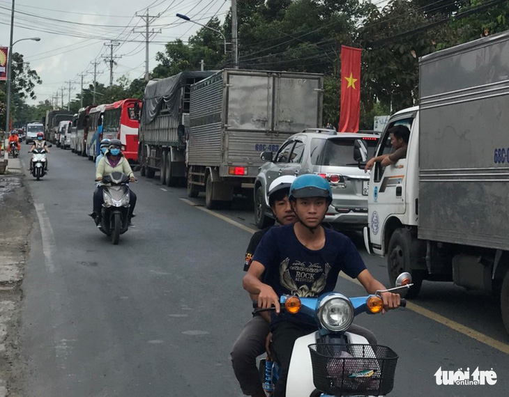 Kẹt xe kéo dài hơn 3km tại phà Vàm Cống - Ảnh 2.