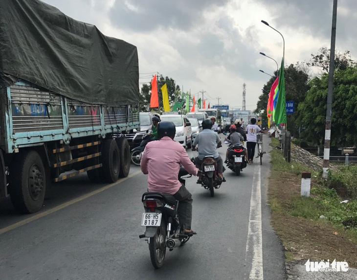 Kẹt xe kéo dài hơn 3km tại phà Vàm Cống - Ảnh 3.