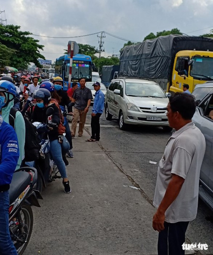 Kẹt xe kéo dài hơn 3km tại phà Vàm Cống - Ảnh 4.