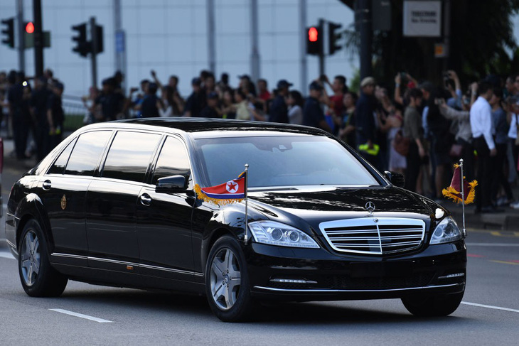 Ông Kim Jong Un xài xe chống đạn, hãng Daimler không biết ở đâu ra - Ảnh 1.