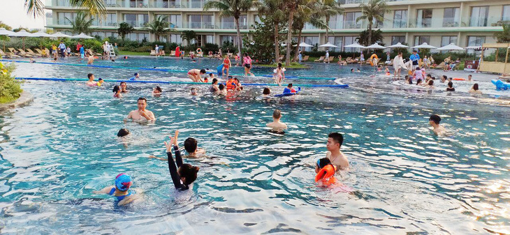 FLC Hotels & Resorts đón hàng ngàn lượt khách ngày đầu nghỉ lễ - Ảnh 2.