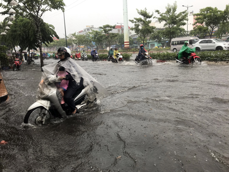  Mưa vàng hai ngày làm TP.HCM ngập nhẹ, thời tiết sắp tới ra sao?  - Ảnh 1.