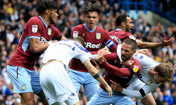 Chơi đẹp, cầu thủ Leeds United đứng yên để đối phương ghi bàn - Ảnh 2.