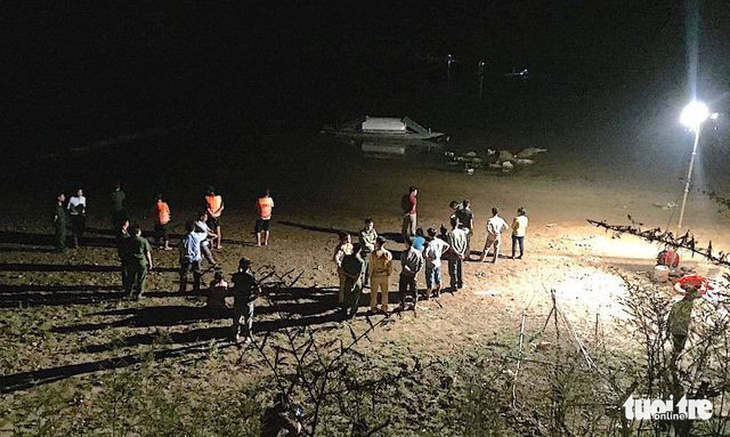 Chong đèn tìm 3 em học sinh mất tích trên sông - Ảnh 1.