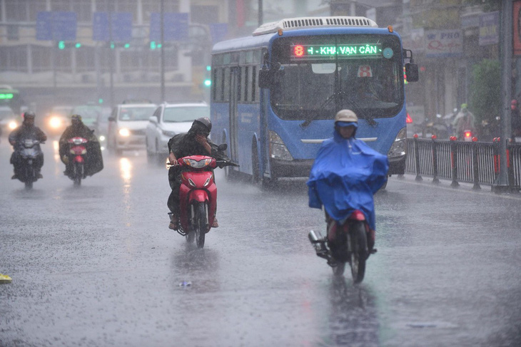  Mưa vàng hai ngày làm TP.HCM ngập nhẹ, thời tiết sắp tới ra sao?  - Ảnh 2.