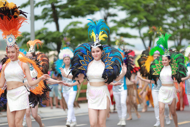 Vũ điệu đường phố nóng bỏng khuấy động Carnaval Hạ Long 2019 - Ảnh 1.