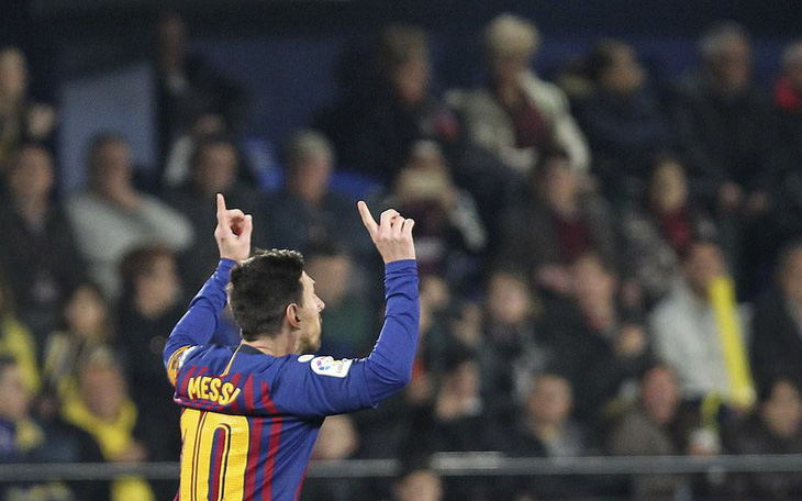 Messi đá phạt đẳng cấp, giải cứu Barcelona ở phút bù giờ