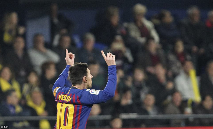 Messi đá phạt đẳng cấp, giải cứu Barcelona ở phút bù giờ - Ảnh 3.