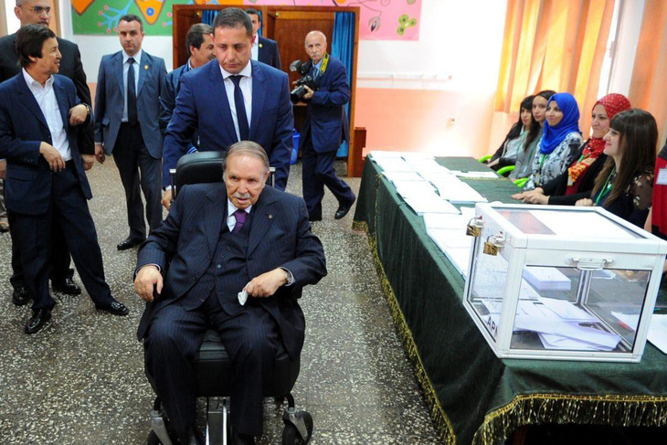 Tổng thống Algeria ra đi vì sức ép biểu tình mạnh mẽ của dân chúng - Ảnh 1.