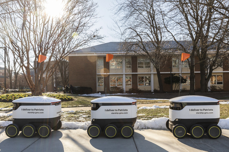 Robot giao thức ăn, nước uống trong khuôn viên đại học Mỹ - Ảnh 1.