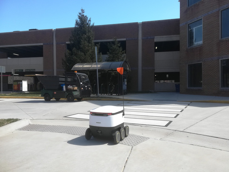 Robot giao thức ăn, nước uống trong khuôn viên đại học Mỹ - Ảnh 3.