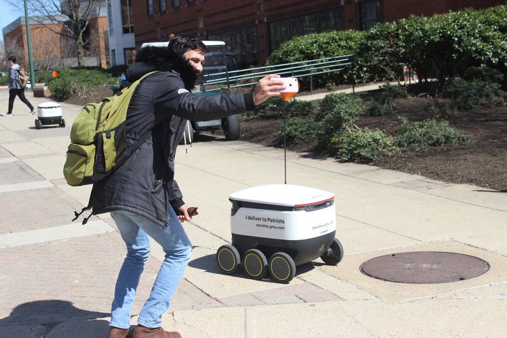 Robot giao thức ăn, nước uống trong khuôn viên đại học Mỹ - Ảnh 2.