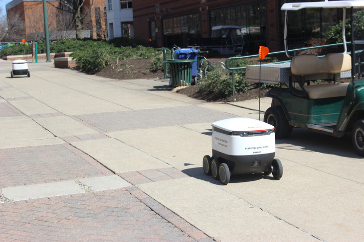 Robot giao thức ăn, nước uống trong khuôn viên đại học Mỹ - Ảnh 4.