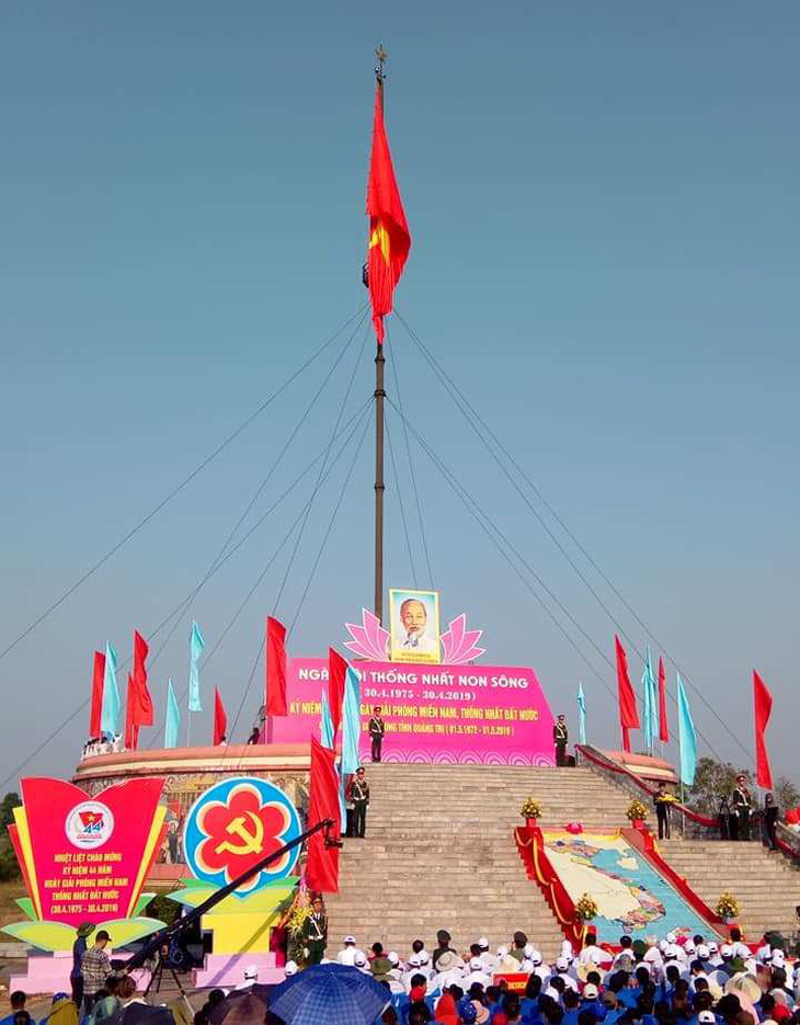 Thượng cờ 108m2 mừng ngày thống nhất non sông bên bờ sông Bến Hải - Ảnh 1.
