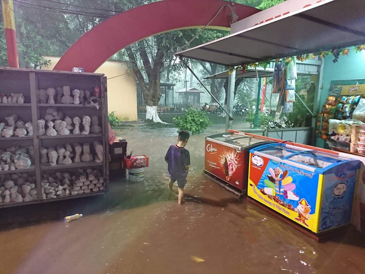 Mưa lớn tại Hà Nội, nhiều tuyến phố ngập sâu - Ảnh 8.