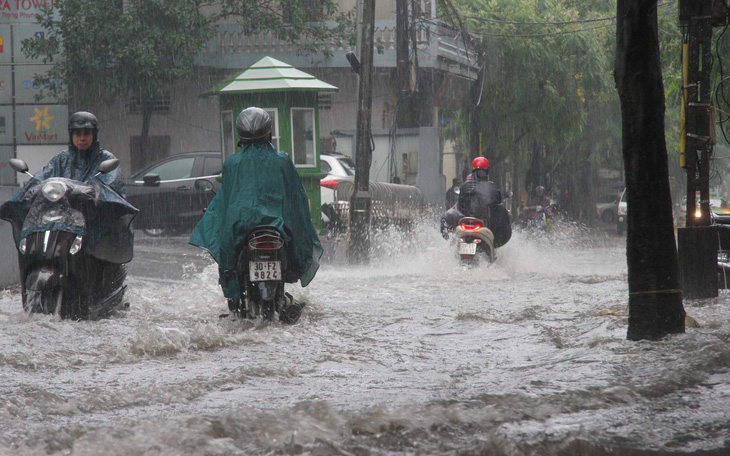 Mưa lớn tại Hà Nội, nhiều tuyến phố ngập sâu