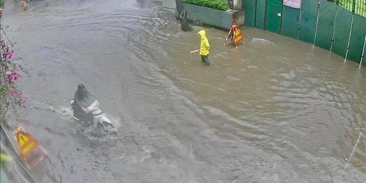 Mưa lớn tại Hà Nội, nhiều tuyến phố ngập sâu - Ảnh 6.