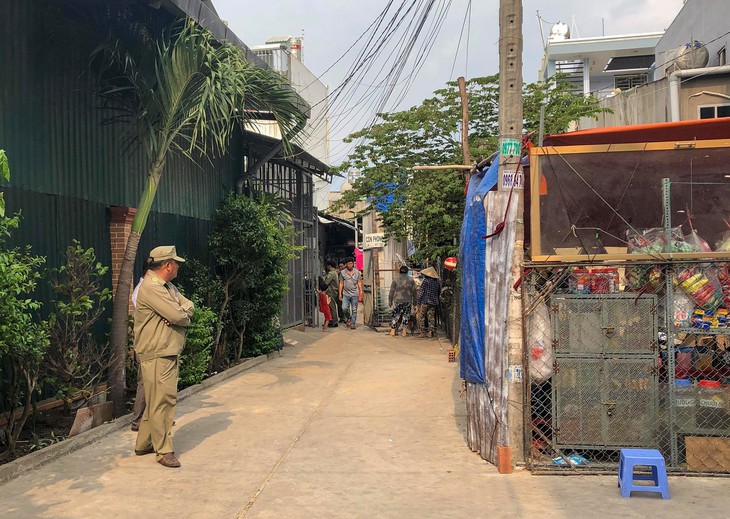 Vợ chết, chồng bất động trên vũng máu trong nhà trọ - Ảnh 1.
