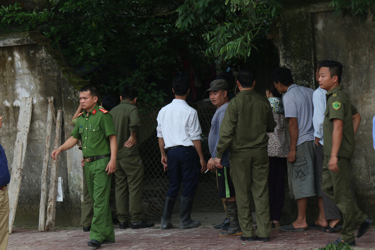 Bắt nhốt, lên phương án xử lý đàn chó cắn chết bé trai 7 tuổi - Ảnh 3.