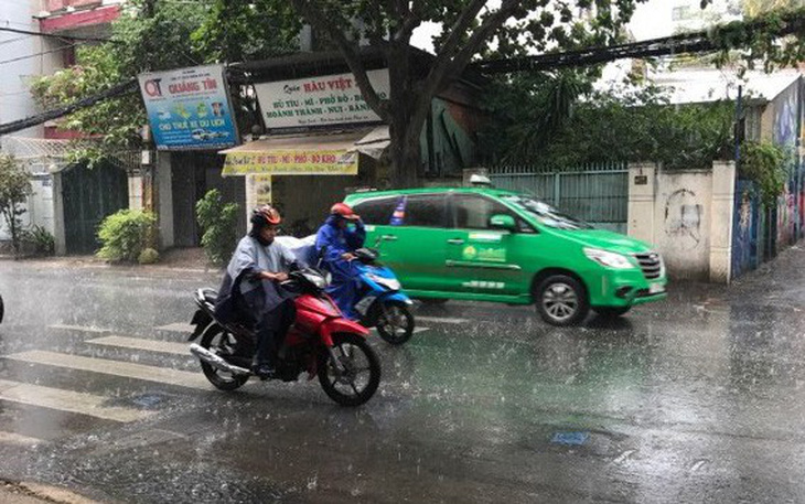 Mưa trái mùa giảm nhiệt cho TP.HCM, coi chừng chất ô nhiễm