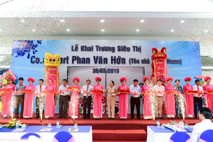 Khai trương Co.opmart Phan Văn Hớn: Kệ hàng vơi nhanh - Ảnh 1.