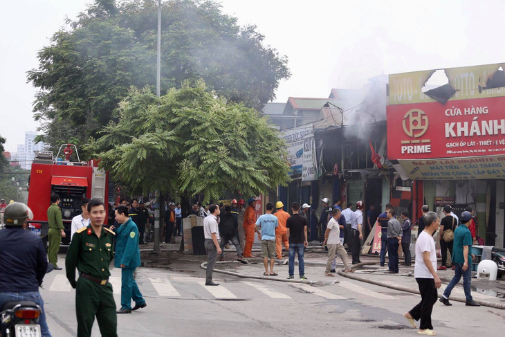 Cháy lớn trên đường Lạc Long Quân, Hà Nội - Ảnh 6.