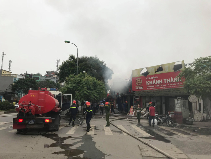 Cháy lớn trên đường Lạc Long Quân, Hà Nội - Ảnh 2.