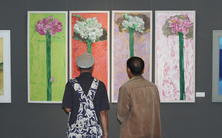 Xuân đáo bách hoa khai trên tranh của 10 họa sĩ Hà Nội - Ảnh 3.