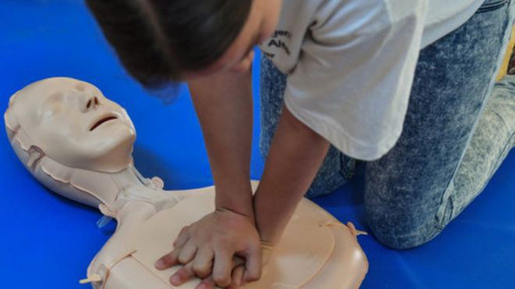 Scotland dạy học sinh hồi sức tim phổi để cứu người - Ảnh 1.