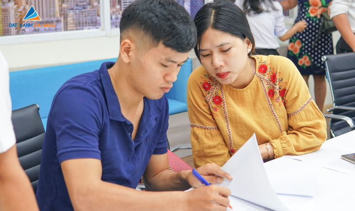 Công chứng sang sổ cho khách hàng mua đất nền dự án Quảng Ngãi City Gate - Ảnh 2.