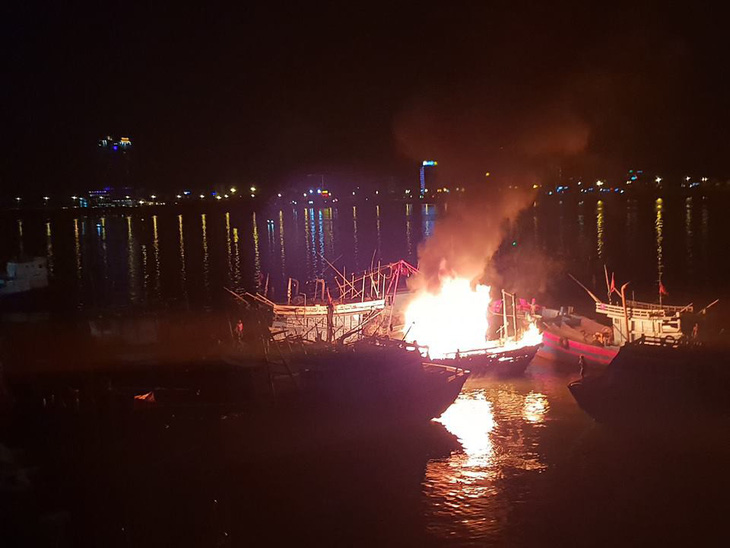 Cháy tàu cá đang neo đậu trên sông Hàn - Ảnh 1.