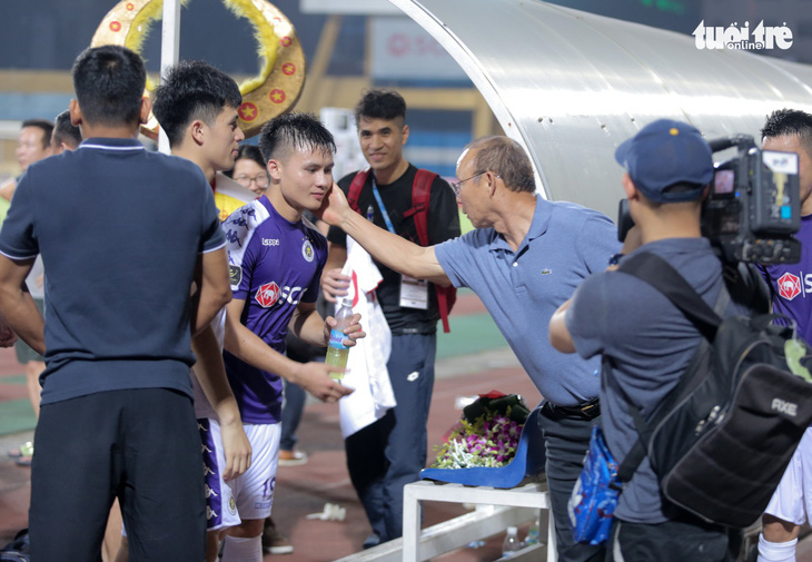 Quang Hải được khen đẳng cấp sau bàn thắng đầu tiên ở V-League 2019 - Ảnh 1.