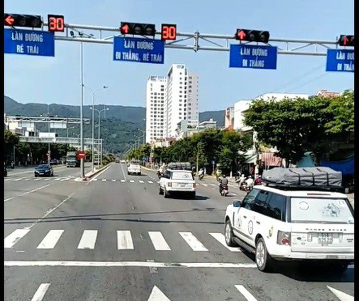 CSGT đã xác định được 9 ô tô vượt đèn đỏ ở Đà Nẵng và sẽ xử phạt - Ảnh 2.