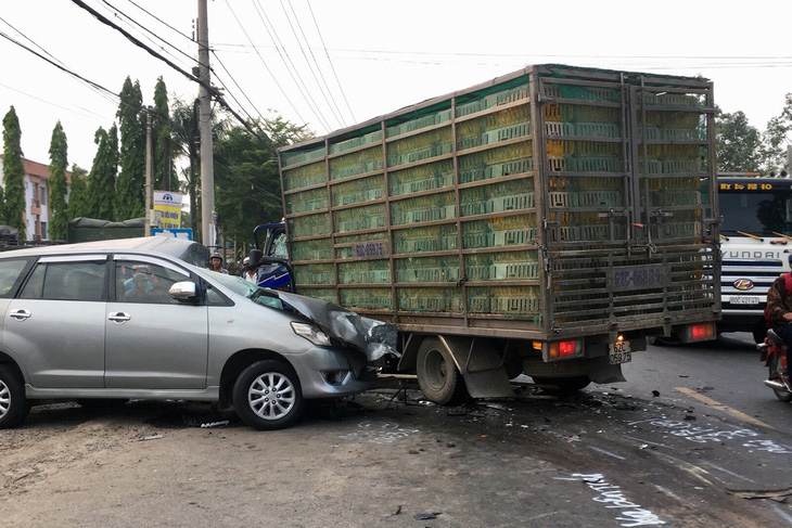 Ôtô 7 chỗ đụng xe tải, 4 người bị thương nặng - Ảnh 1.