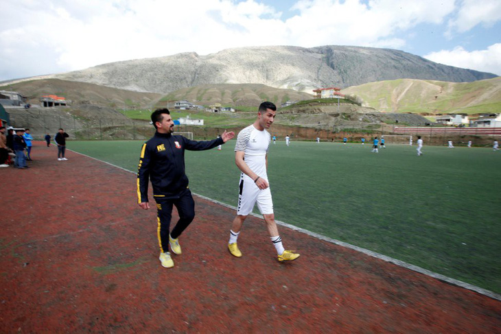 Cầu thủ Iraq gây ‘sốt’ vì giống… Ronaldo - Ảnh 4.