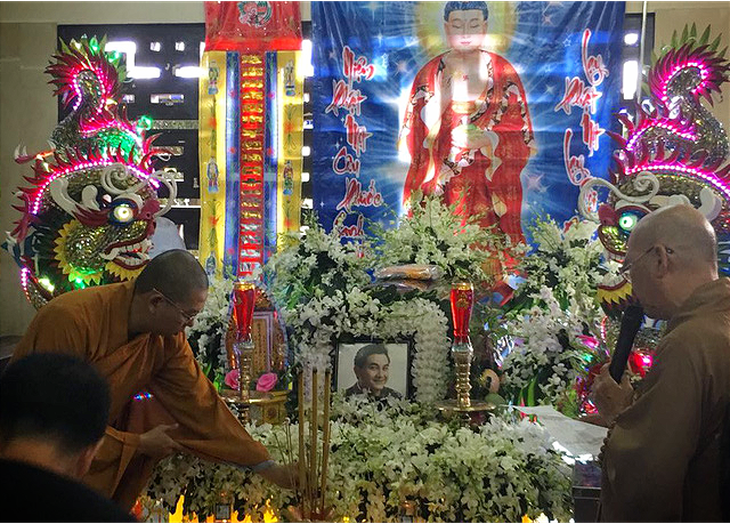 Gia đình Anh Vũ nghẹn ngào làm lễ tang ở chùa Ấn Quang - Ảnh 7.