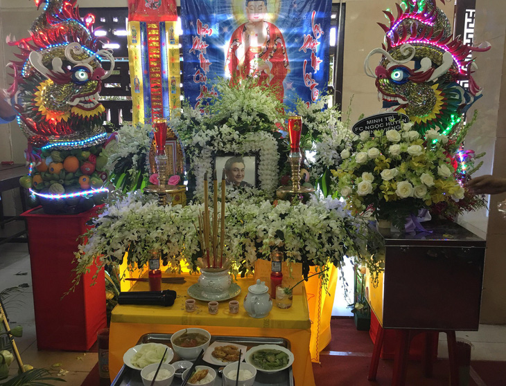 Gia đình Anh Vũ nghẹn ngào làm lễ tang ở chùa Ấn Quang - Ảnh 4.