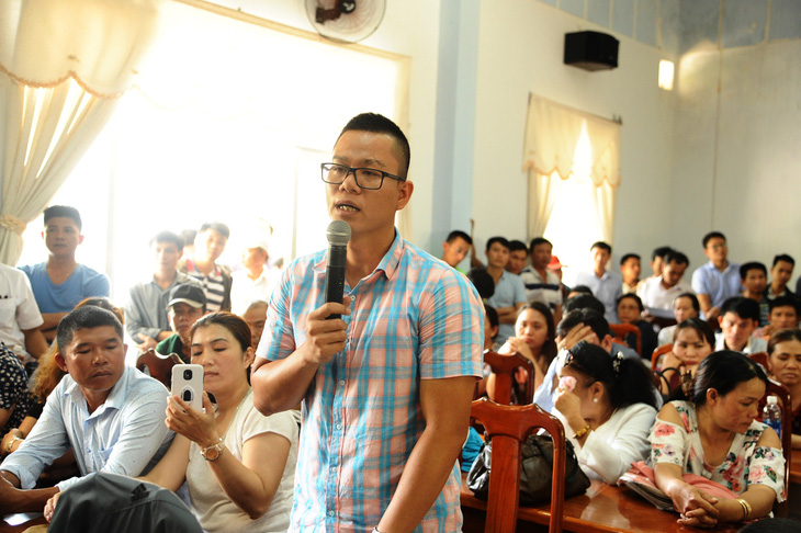 Chủ tịch tỉnh Quảng Nam dừng họp để tiếp dân vụ mua đất không được cấp sổ đỏ - Ảnh 1.