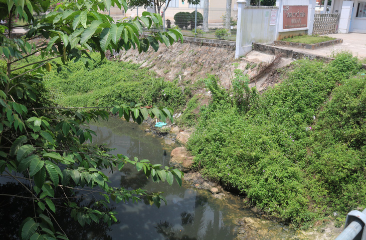 Nhiều cơ sở sản xuất xả nước thải trực tiếp ra sông Dương Đông - Ảnh 2.