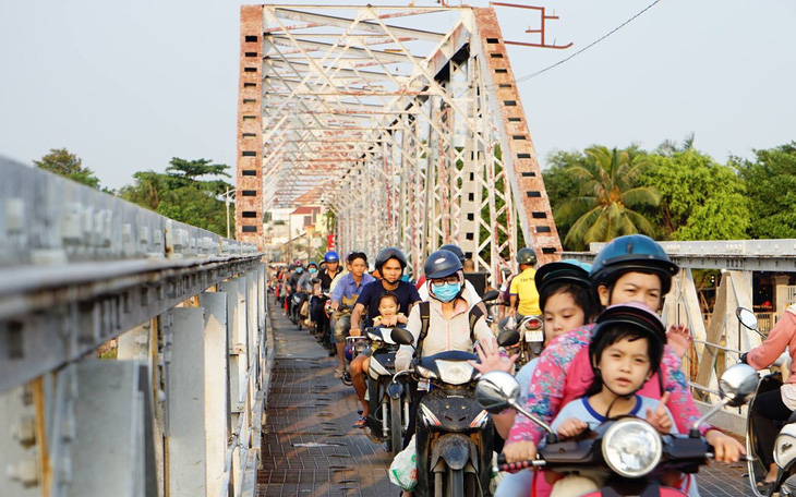 100 năm cầu sắt Phú Long