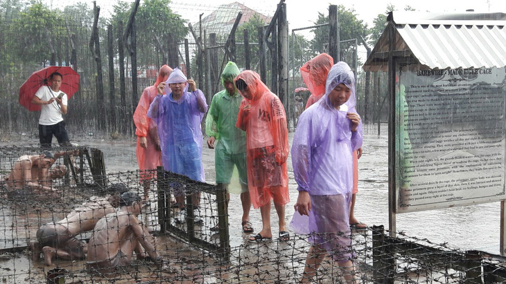 Mưa làm khổ du khách ở Phú Quốc - Ảnh 1.