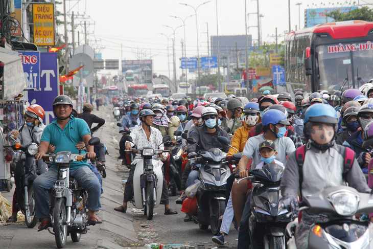 Các cửa ngõ TP.HCM đông dần cuối kỳ nghỉ lễ - Ảnh 1.