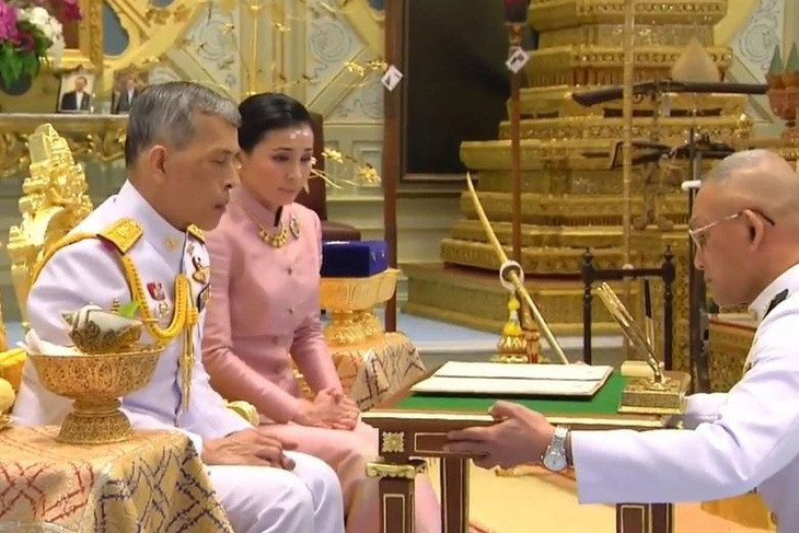 Ba ngày trước lễ đăng cơ, Vua Thái công bố đại tướng Suthida là hoàng hậu - Ảnh 2.