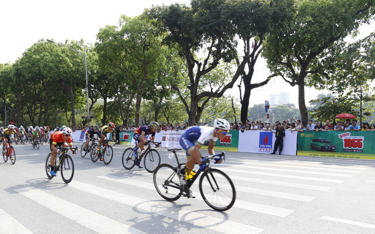 Quàng Văn Cường chiến thắng chặng 1 Giải đua xe đạp 
