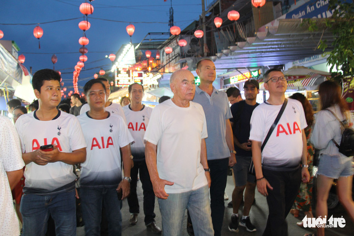 Chợ đêm Phú Quốc sôi động chào đón tỉ phú - ông chủ CLB Tottenham - Ảnh 1.