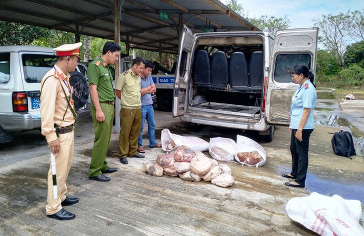 Bắt xe khách chở nửa tấn thịt heo, mỡ động vật bốc mùi hôi thối - Ảnh 1.