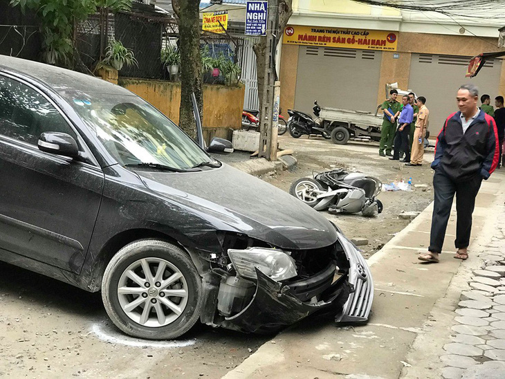 Nữ tài xế Camry lùi xe bất cẩn tông chết người đi xe máy - Ảnh 2.